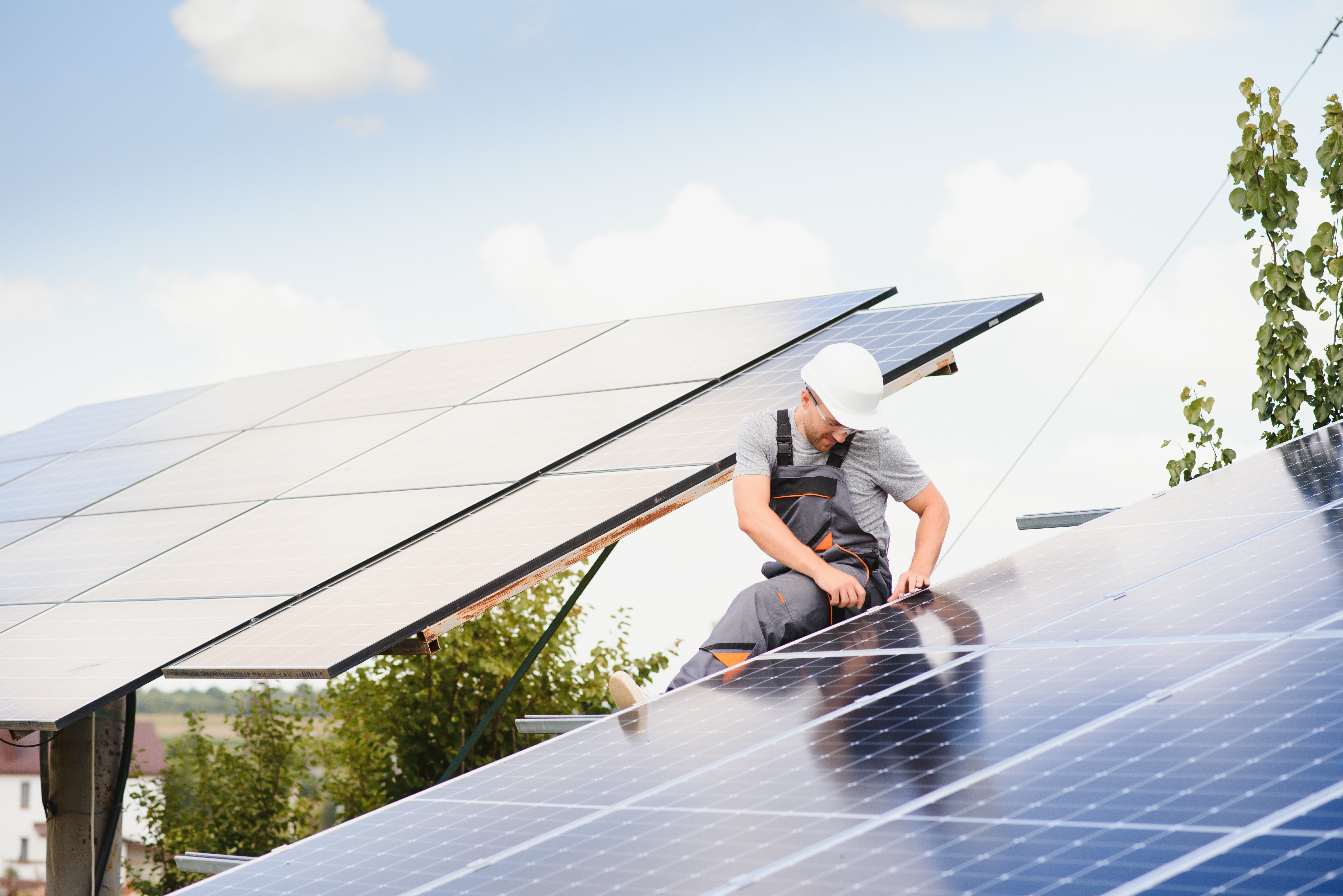 Mann von Powerhouse Rheinland installiert Photovoltaik